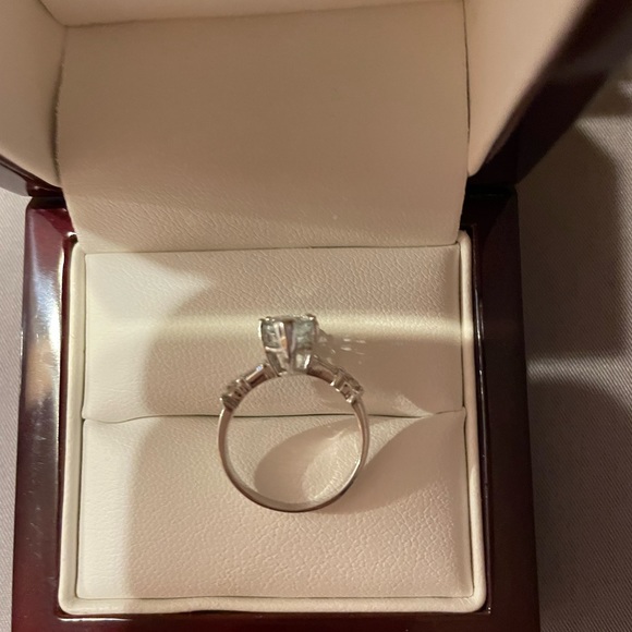 18K white gold aquamarine ring with side diamonds. - Picture 8 of 15